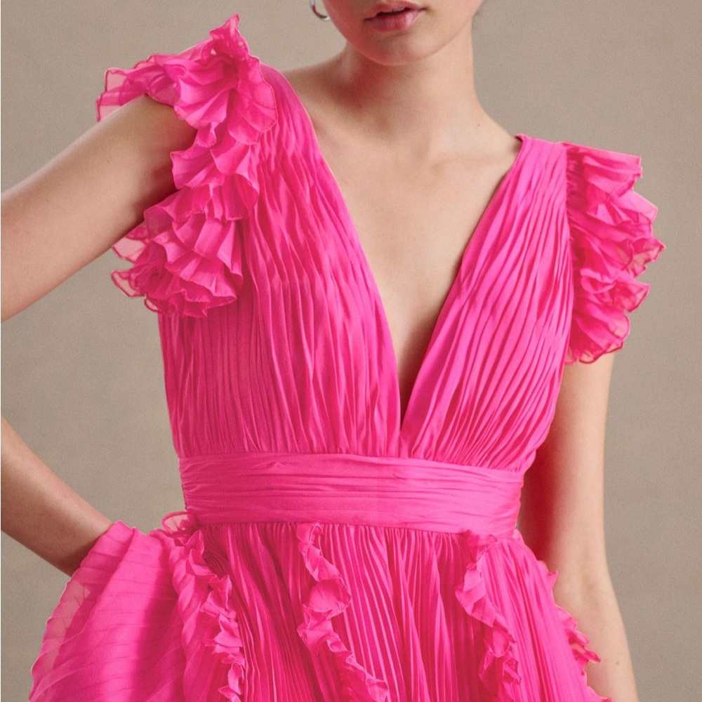 Pink Maxi Gown with Flutter Cap Sleeves and V-Neckline
1 measurement waist - Picture 3 of 9